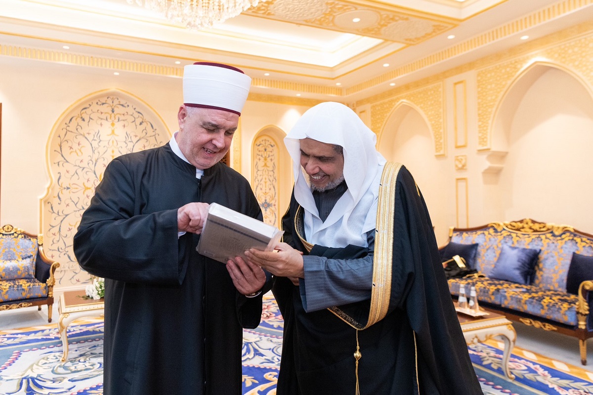 استقبل معالي الأمين العام، رئيس هيئة علماء المسلمين فضيلة الشيخ د. محمد العيسى ، ظهر اليوم في مكتبه بمكة المكرمة سماحةَ مفتي البوسنة والهرسك الشيخ حسين كفازوفيتش.