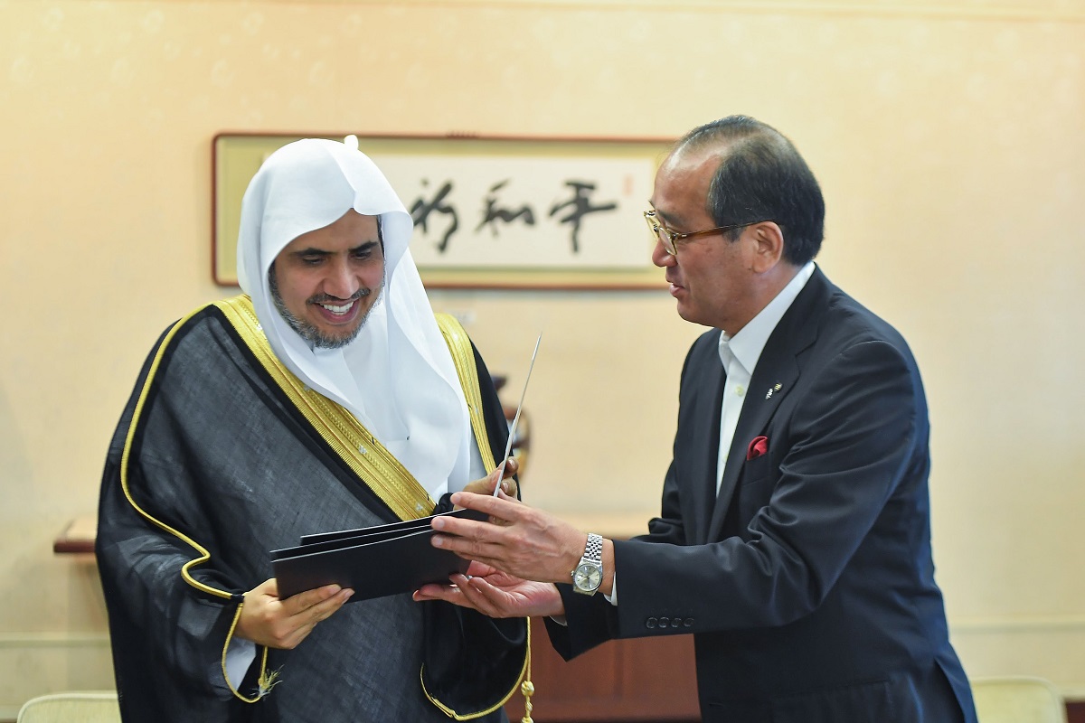 معالي الدكتور العيسى عند لقائه بحاكم هيروشيما كازومي ماتسوي