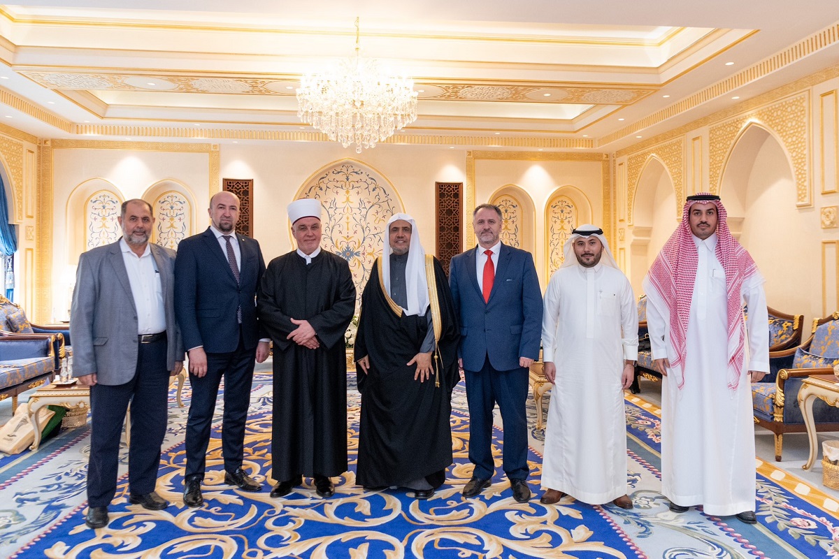 استقبل معالي الأمين العام، رئيس هيئة علماء المسلمين فضيلة الشيخ د. محمد العيسى ، ظهر اليوم في مكتبه بمكة المكرمة سماحةَ مفتي البوسنة والهرسك الشيخ حسين كفازوفيتش.