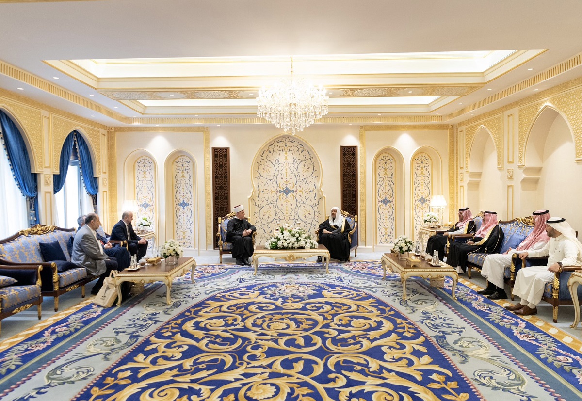 سیکرٹری جنرل، چیئرمین مسلم علماء کونسل شیخ ڈاکٹر محمد العیسی‬ نے آج دوپہر کو اپنے مکہ مکرمہ دفتر میں بوسنیا وہرزیگونیا کے مفتی اعظم شیخ حسین کوازووچ کا استقبال کیا۔