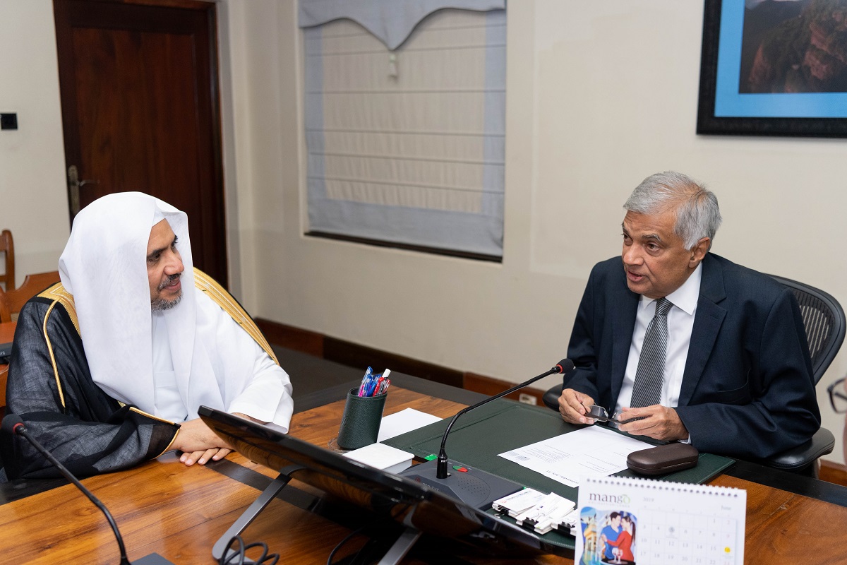 رئيس الوزراء السيرلانكي رانيل ويكرمسينجه عند استقباله معالي الدكتور العيسى