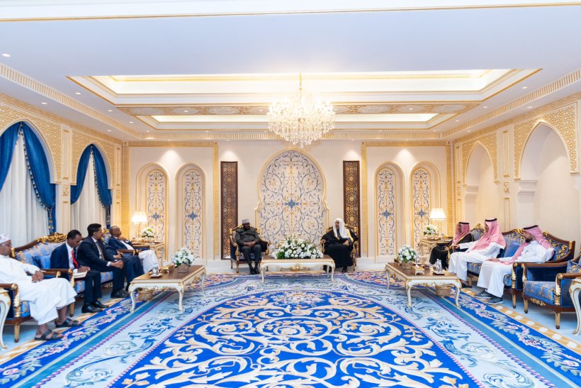 التقى معالي الأمين العام، رئيس هيئة علماء المسلمين، الشيخ د.محمد العيسى في مكتبه بمكة المكرمة معالي وزير الأوقاف والشؤون الدينية بجمهورية الصومال شيخ مختار روبو علي.