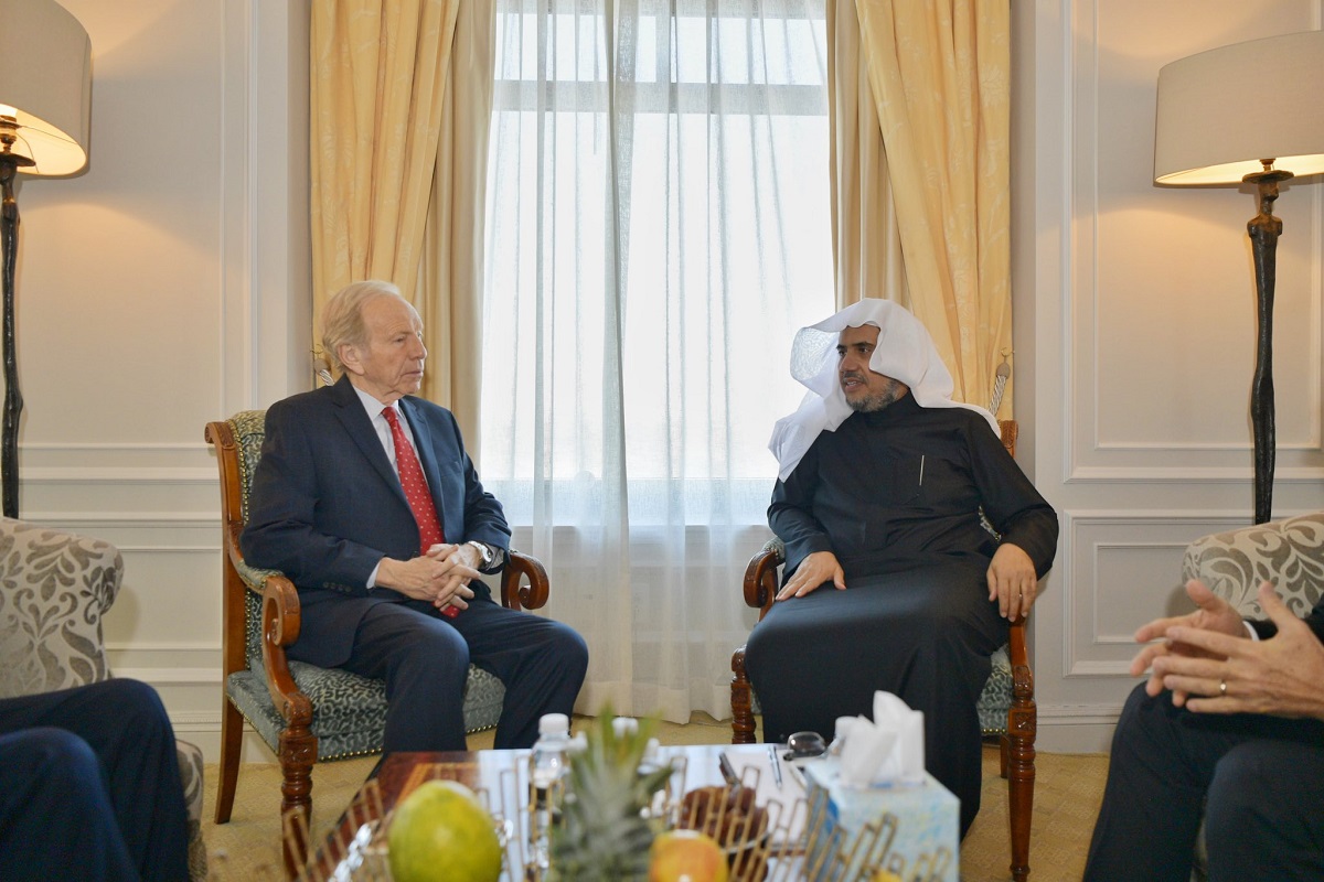 معالي الدكتور العيسى خلال لقائه بالسيناتور الأمريكي جوزف ليبرمان