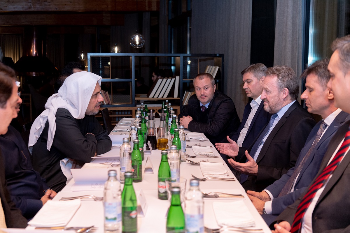 معالي الدكتور العيسى خلال اجتماعه برئيس الحزب الحاكم بالبوسنة والهرسك بكر علي عزت بيغوفيتش