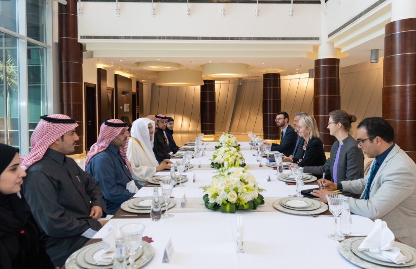 التقى معالي الأمين العام رئيس هيئة علماء المسلمين فضيلة الشيخ د.⁧محمد العيسى‬⁩ سعادة مديرة شؤون الشرق الأوسط وشمال أفريقيا بهيئة العمل الخارجي بالاتحاد الأوروبي السيدة هيلين لوغال