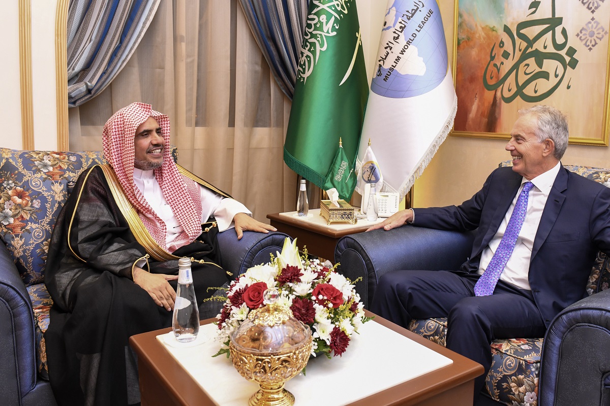 معالي الدكتور العيسى مستقبلاً رئيس وزراء بريطانيا الأسبق توني بلير