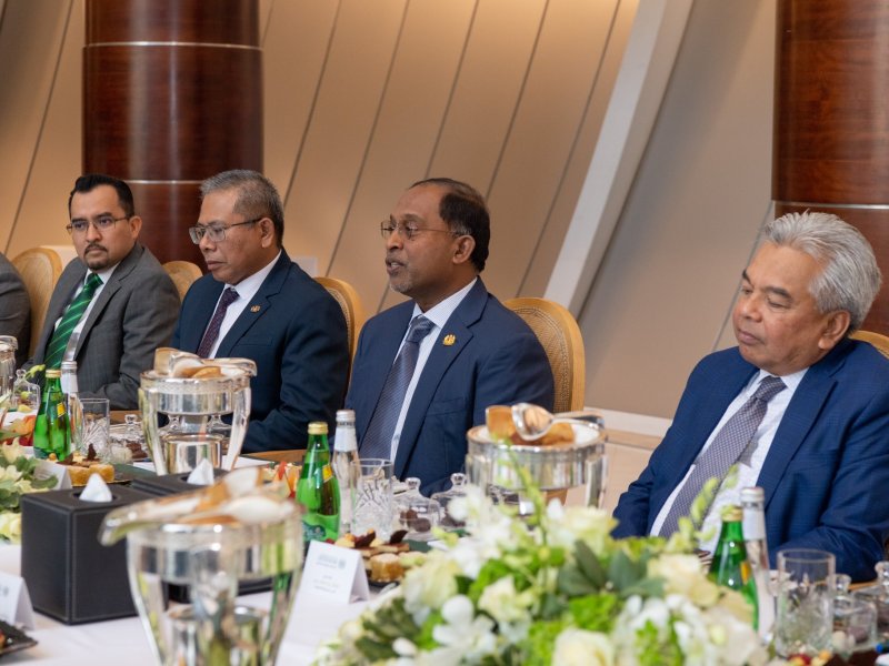 Sheikh Al-Issa discusses with a high-ranking Malaysian delegation, headed by the minister of foreign affairs, means of cooperation as regards the confronting of "Islamophobia" phenomenon