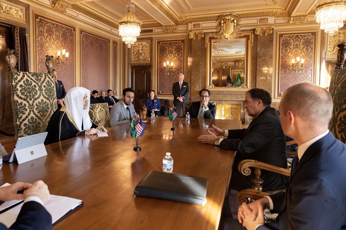 الدكتور العيسى في ضيافة حاكم ولاية يوتا في مقر الحكومة