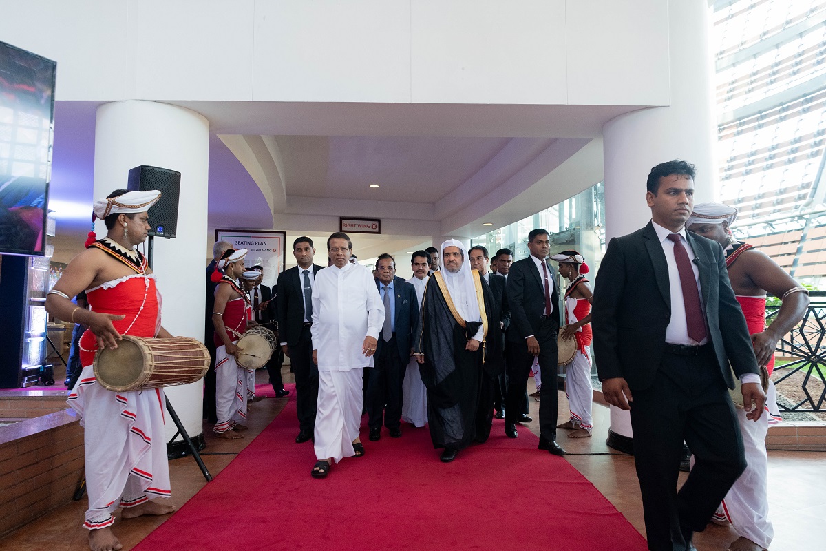 الرئيس السريلانكي مستقبلاً معالي الدكتور العيسى