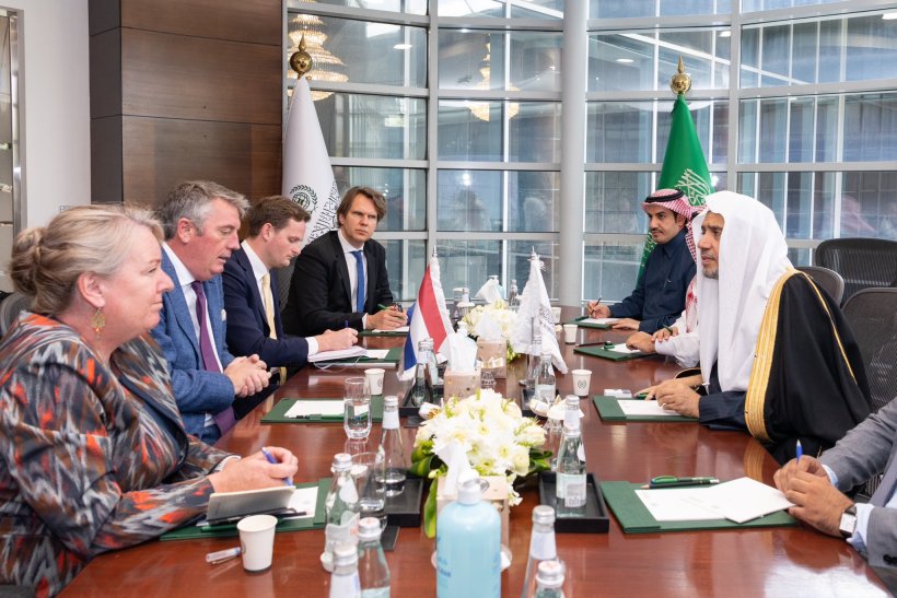 استقبل معالي الأمين العام رئيس هيئة علماء المسلمين فضيلة الشيخ د.⁧‫محمد العيسى‬⁩ ، سعادة سفيرة هولندا لدى المملكة العربية السعودية وسفير هولندا لدى أفغانستان