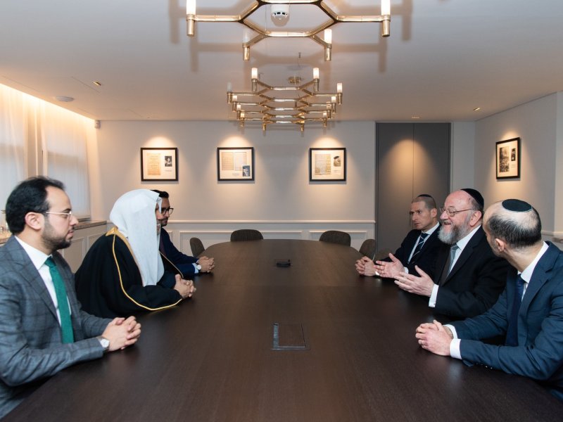 Mohammad Alissa rencontre le grand rabbin des rassemblements hébraïques unis en GB, Ephraim Mirvis pour traiter de sujets d’intérêt commun.