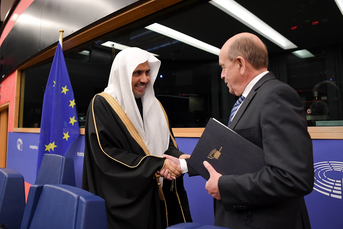 معالي الدكتور العيسى خلال لقائه برئيس الاتحاد الأوروبي في ستراسبورغ