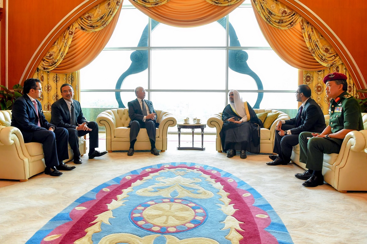 رئيس الوزراء الماليزي نجيب عبد الرزاق مستقبلاً معالي الدكتور العيسى