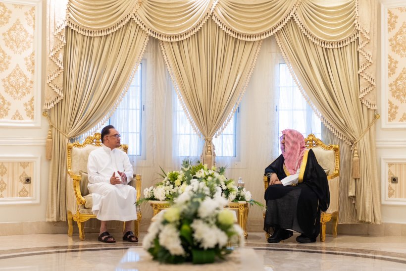 At the SG's Home in Makkah, HE Mr. Anwar ibrahim, the PM of Malaysia visited HE Dr. Al-Issa