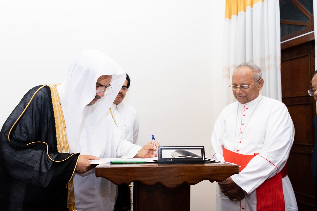 الرئيس السريلانكي مستقبلاً معالي الدكتور العيسى