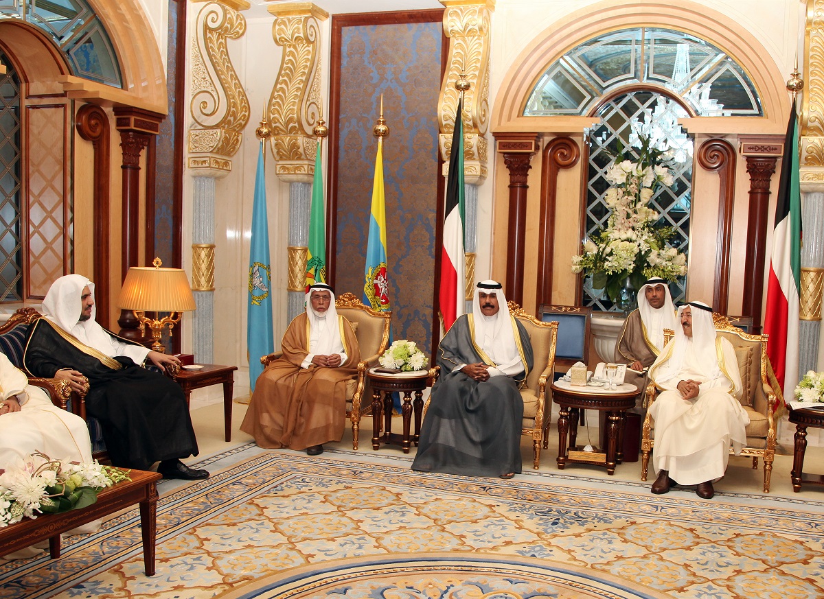 سمو أمير دولة الكويت يستقبل معالي الدكتور العيسى