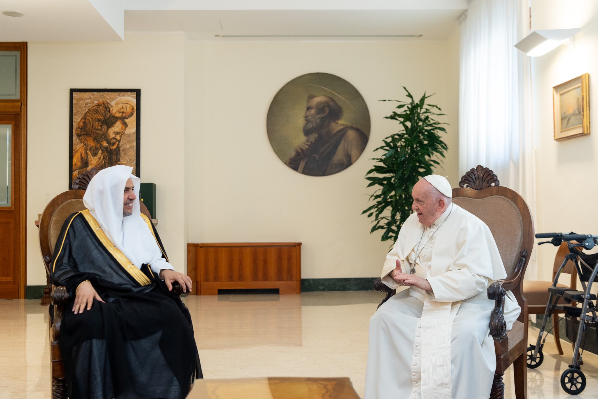 بابا الفاتيكان يستضيفُ معالي الشيخ د. محمد العيسى في مقره السكني بـ:"سانتا مارتا"، ويناقش معه عدداً من الموضوعات ذات الصلة بالقيم المشتركة والتحالف الحضاري