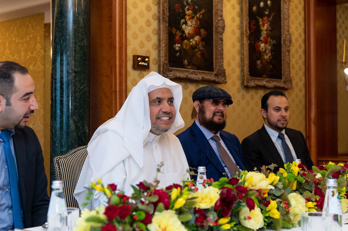 ‏معالي الأمين العام، رئيس هيئة علماء المسلمين، فضيلة الشيخ د. ⁧‫محمد العيسى‬⁩، ودولة رئيس وزراء ⁧‫الفاتيكان‬⁩، نيافة الكاردينال بيترو بارولين