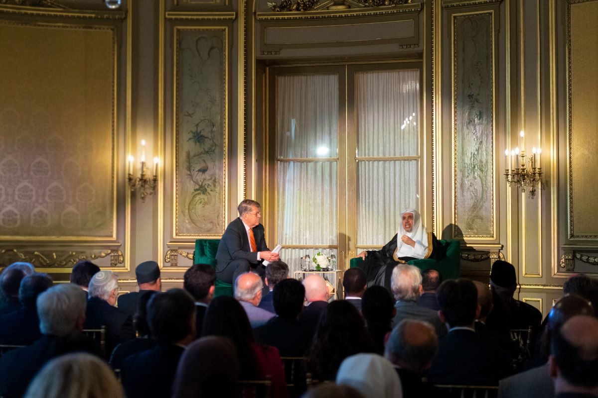 واشنگنٹن ڈی سی میں عزت مآب شیخ ڈاکٹر محمد العیسی کے ہمراہ کھلی بیٹھک۔ جس میں آپ نے میثاق مکہ مکرمہ میں اسلامی اقدار اور تصورات پر روشنی ڈالی