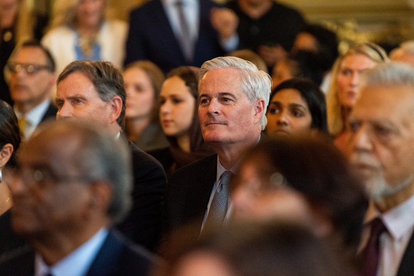 واشنگنٹن ڈی سی میں عزت مآب شیخ ڈاکٹر محمد العیسی کے ہمراہ کھلی بیٹھک۔ جس میں آپ نے میثاق مکہ مکرمہ میں اسلامی اقدار اور تصورات پر روشنی ڈالی