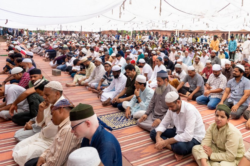 His Excellency Sheikh Dr. Mohammed Al-Issa, Secretary General of the Muslim World League, delivers the Friday sermon and leads the prayers at the Jamia Mosque in New Delhi.
