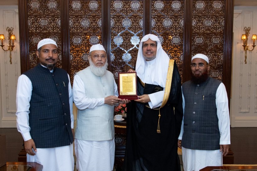 At his residence in New Delhi, His Excellency Sheikh Dr.Mohammed Al-Issa received His Eminence Sheikh Abdullah Saud Salafi, General-Secretary of Jamiah Salafiah (Markazi Darul Uloom).