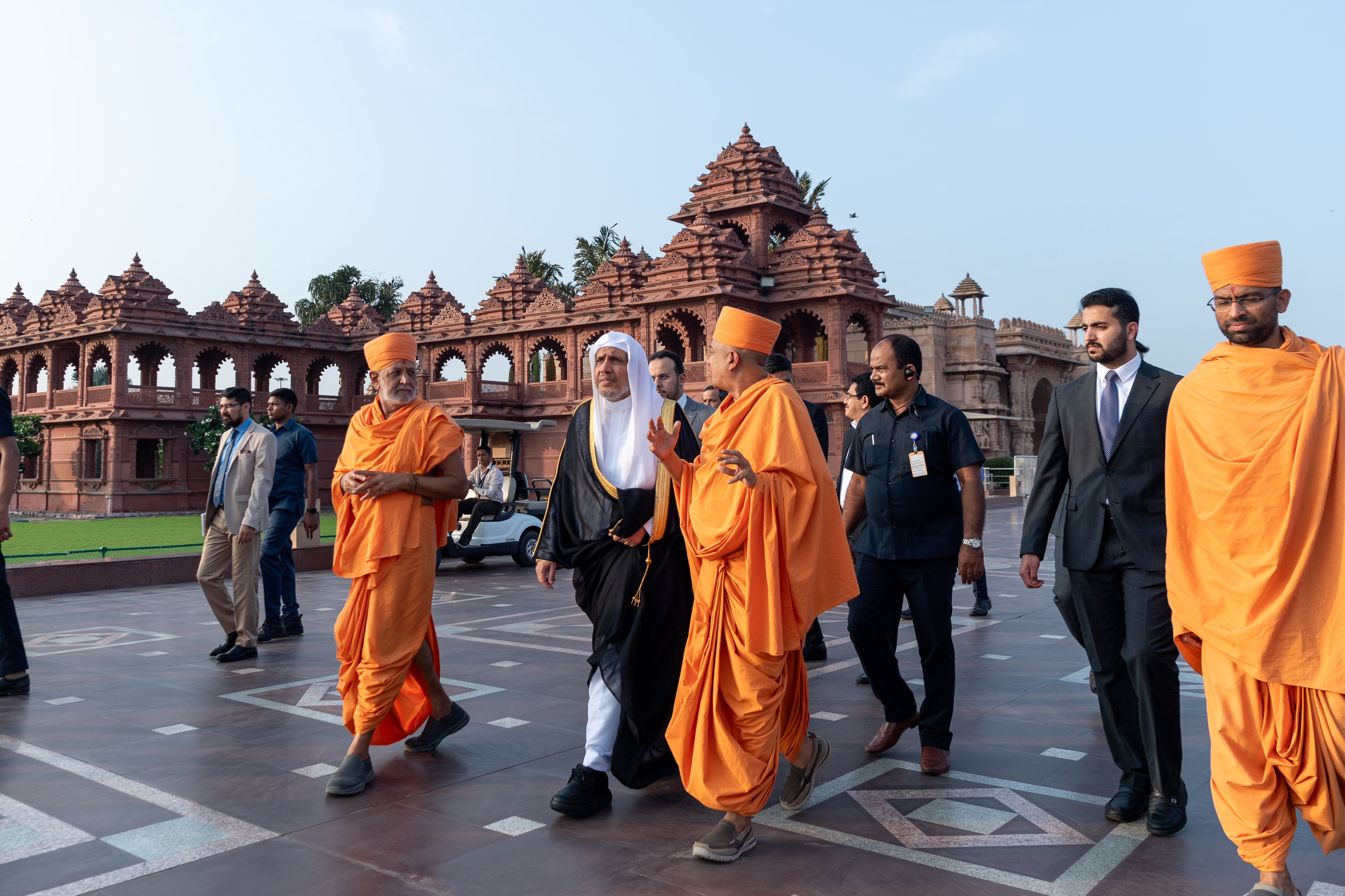 His Excellency Sheikh Dr. Muhammad Al-Issa, Secretary General of the Muslim World League, visits the Hindu leadership at its headquarters in the Republic of India