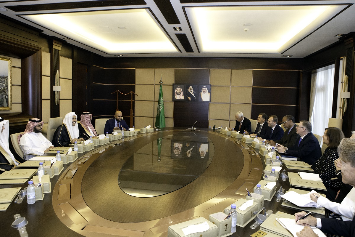 الدكتور العيسى مستقبلاً قيادات الطائفة الانجيلية في جدة بالمملكة العربية السعودية