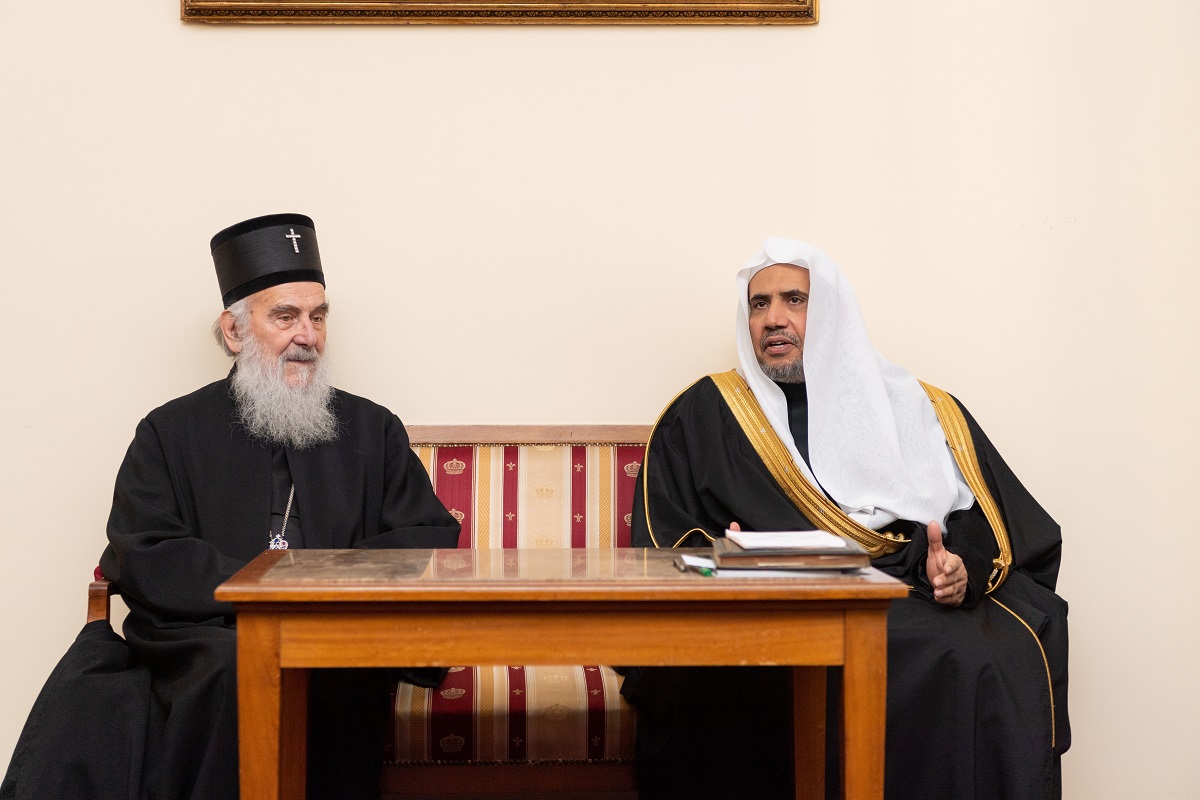 الدكتور العيسى مع قيادة الكنيسة في صربيا