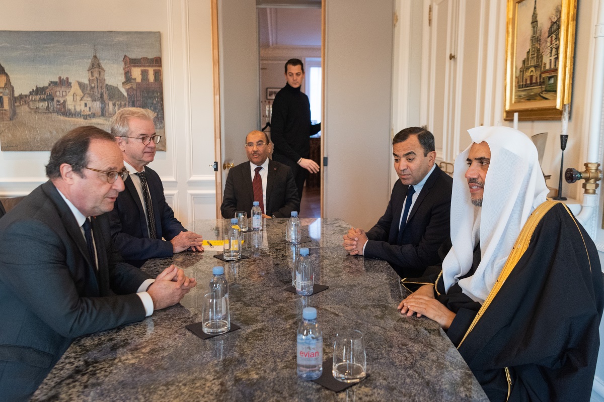 الرئيس الفرنسي فرانسوا هولاند عند استقباله معالي الدكتور العيسى