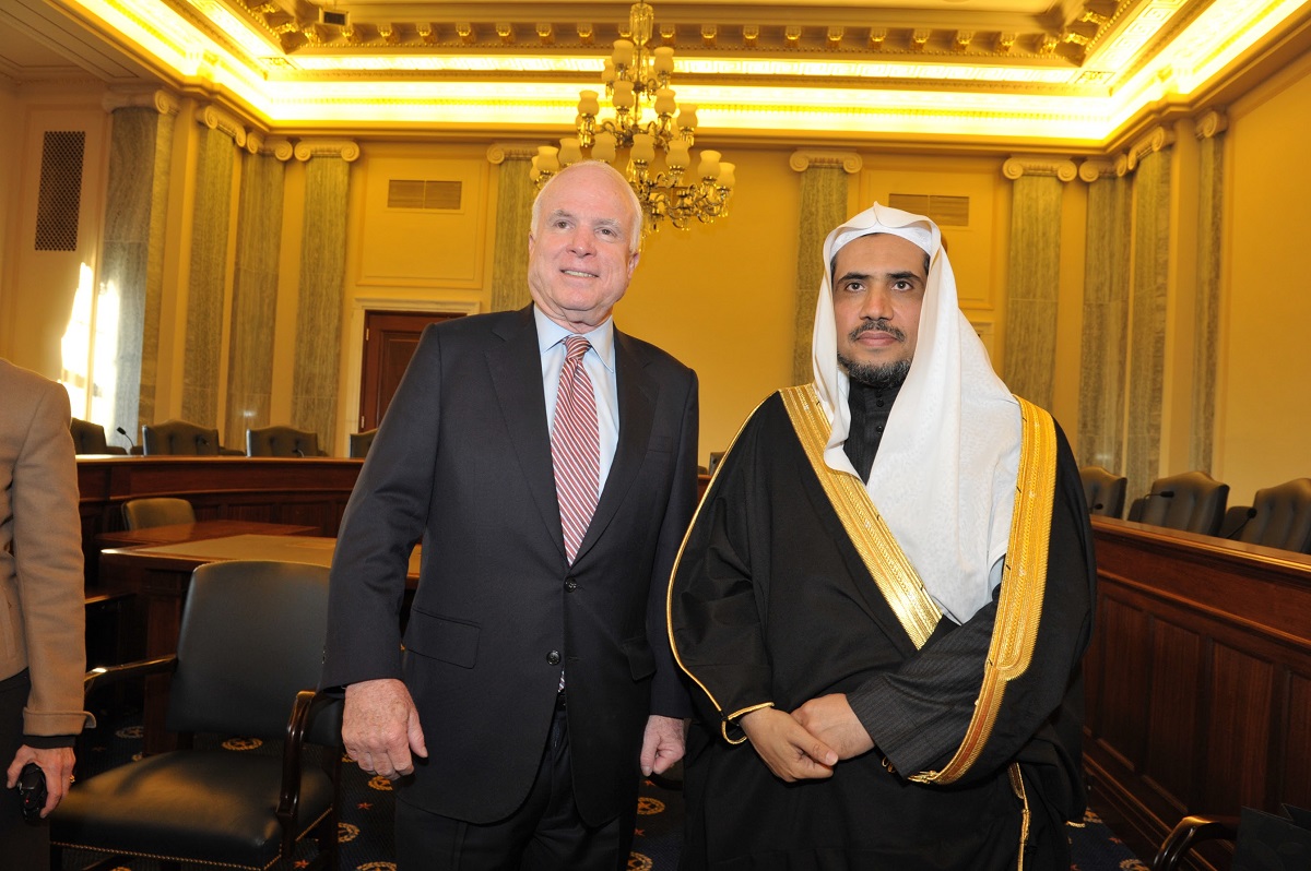 معالي الدكتور العيسى عند لقائه بالسيناتور الأمريكي جون ماكين