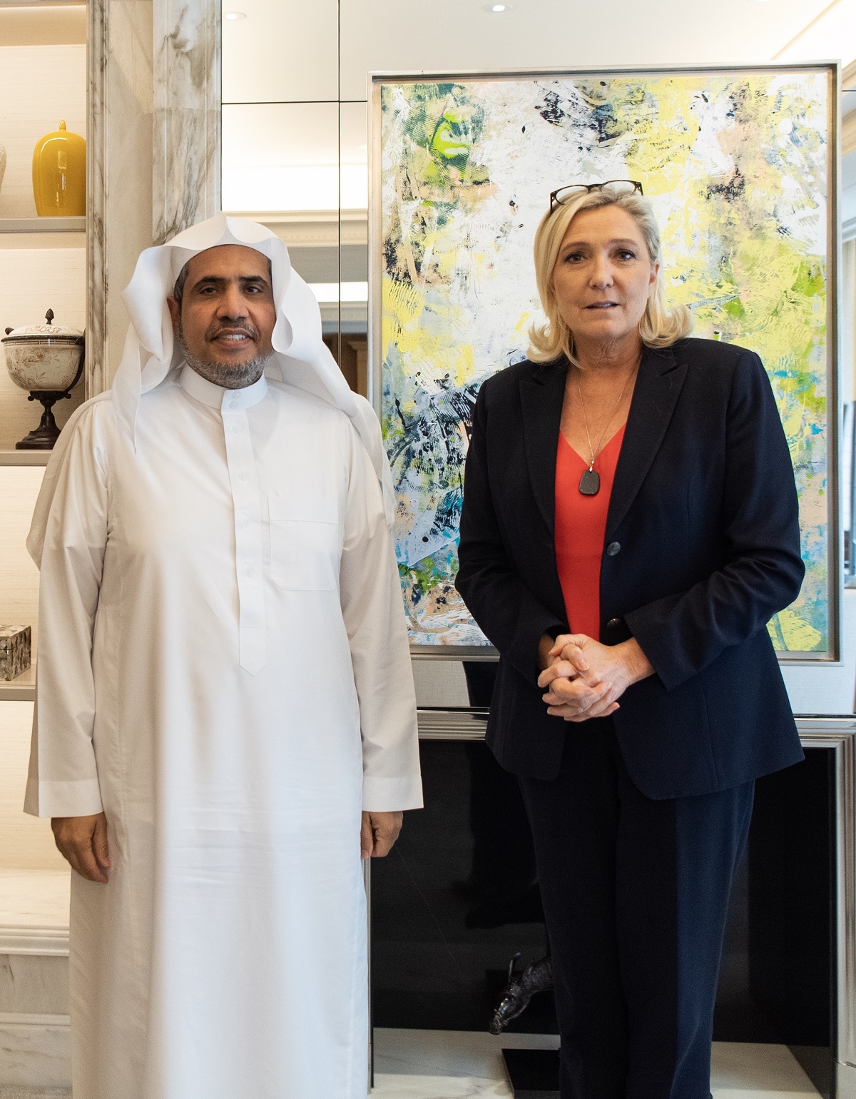 معالي الدكتور العيسى خلال لقائه برئيسة حزب الجبهة الوطنية الفرنسي مارين لوبان