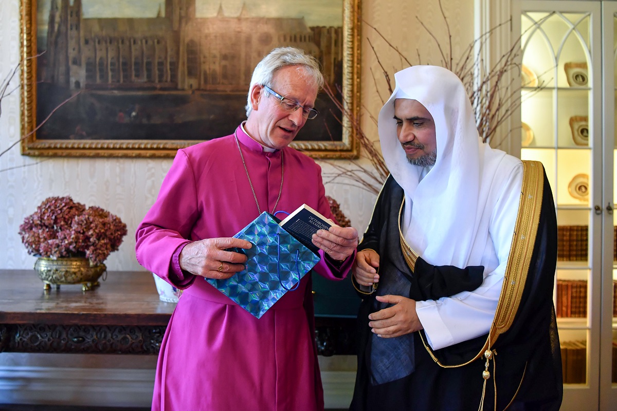 معالي الدكتور العيسى في حديث مع أسقف برمنغهام ديفيد يوركهارت