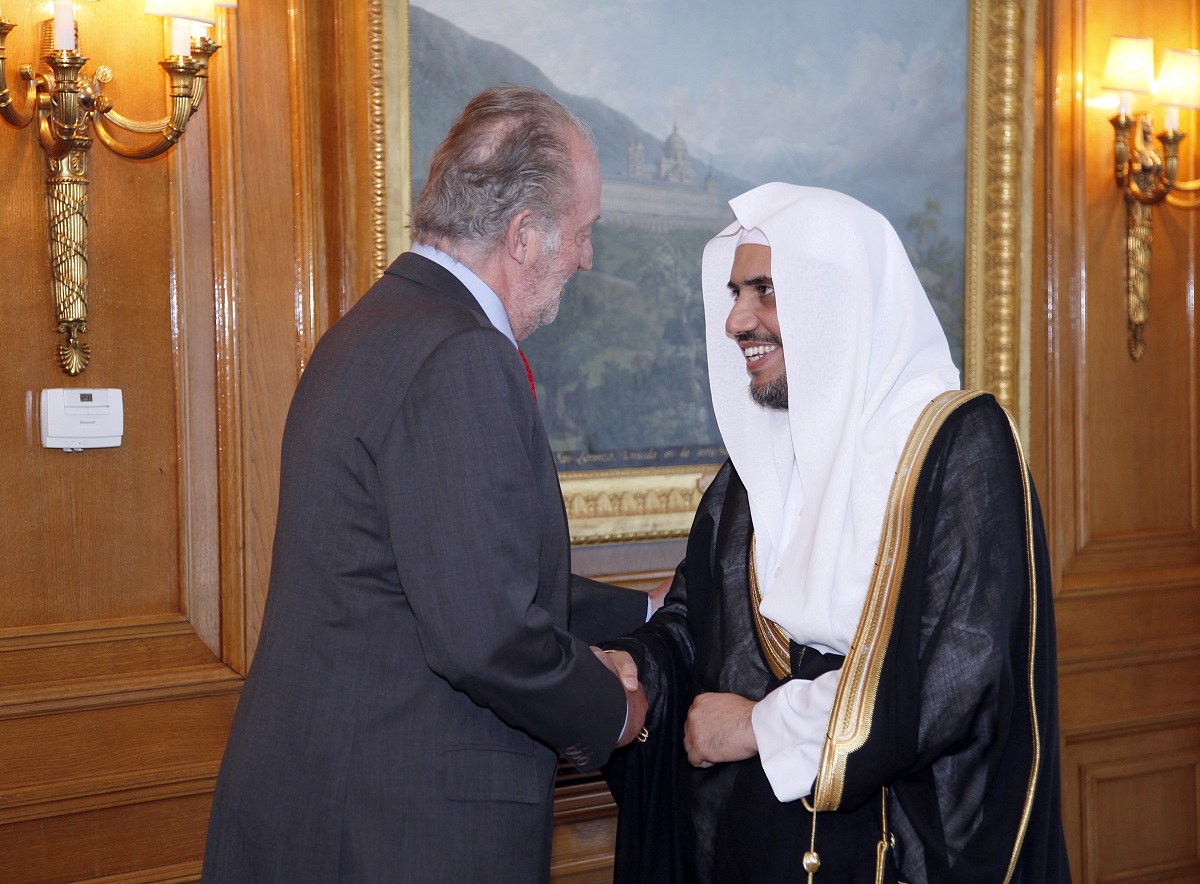 حديث باسم يجمع معالي الدكتور العيسى بالملك الأب في إسبانيا