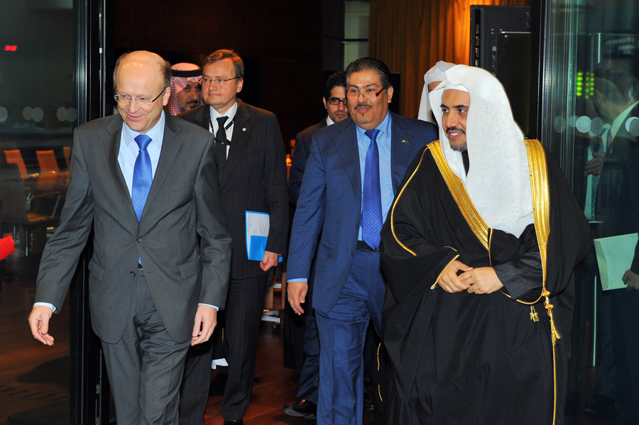 معالي الدكتور العيسى خلال جولته داخل أقسام محكمة العدل الأوروبية