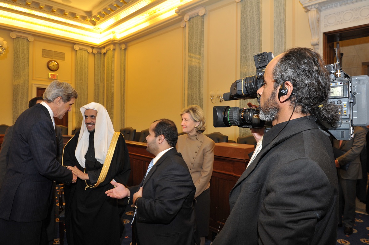 معالي الدكتور العيسى خلال لقائه بوزير الخارجية الأمريكي الأسبق جون كيري