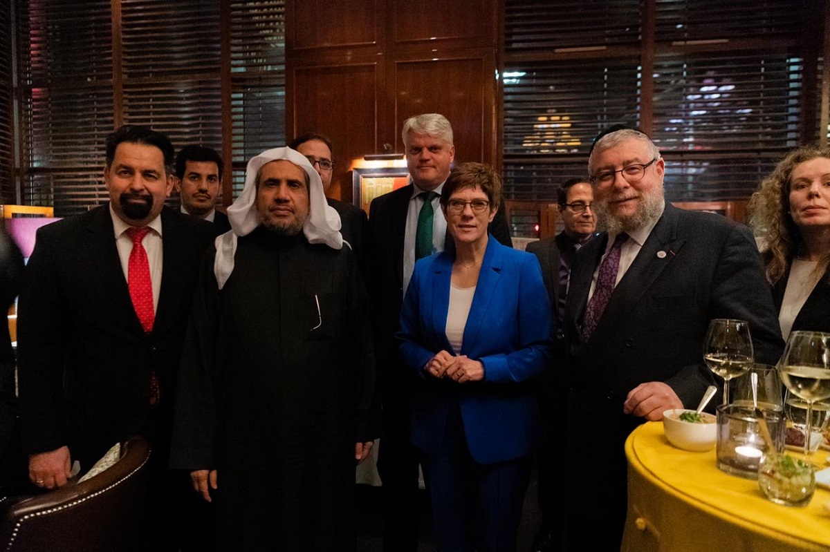 صورة تجمع الدكتور العيسى بوزيرة الدفاع الألمانية و القيادات الدينية في ألمانيا