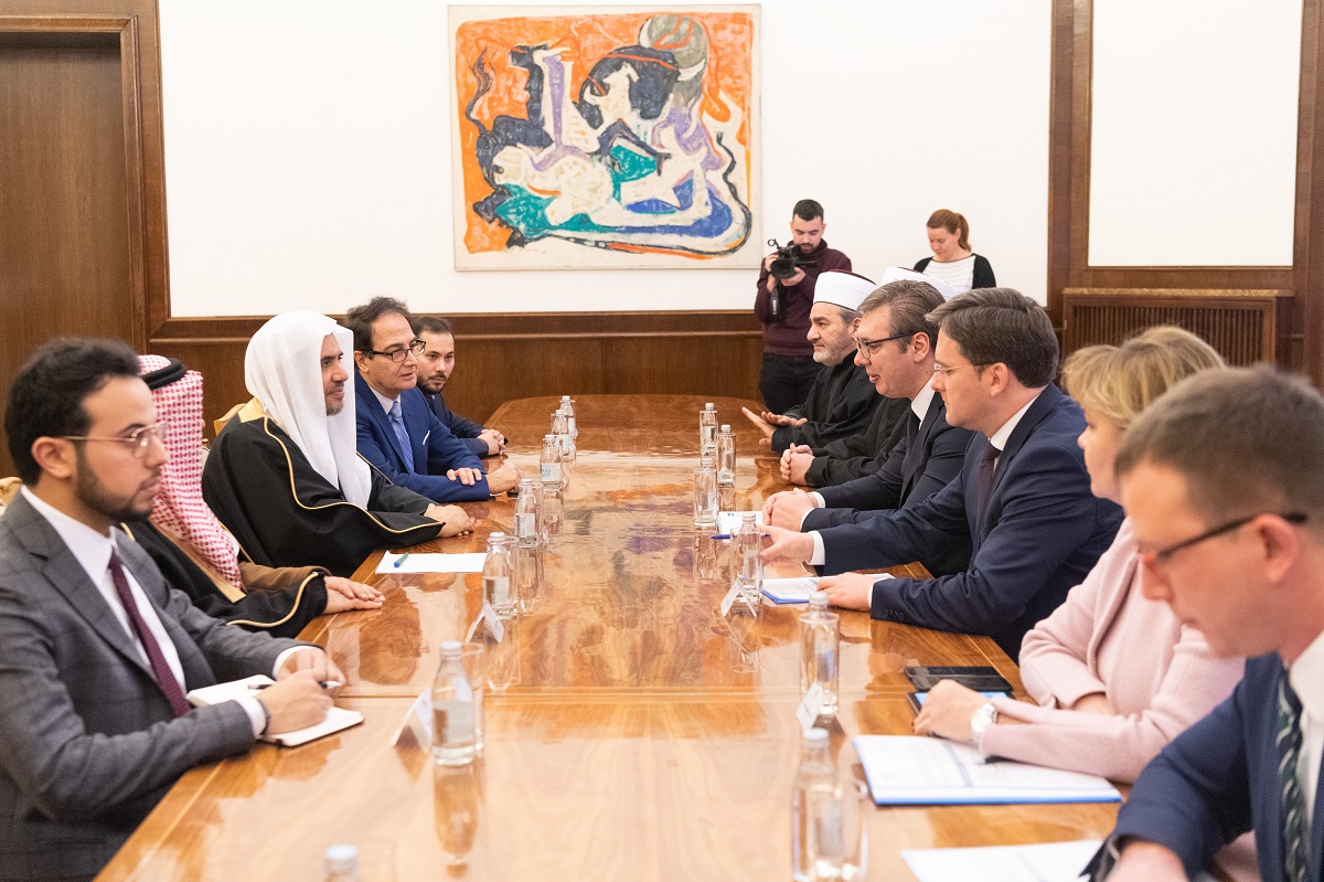 الرئيس الصربي ألكسندر فوتشيتش مستقبلاً معالي الدكتور العيسى في القصر الرئاسي