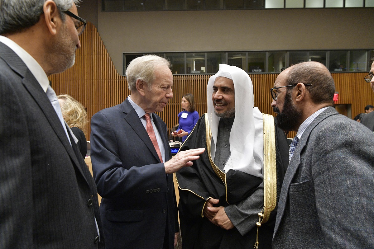 الدكتور العيسى مع عضو الكونغرس ليبرمان ضمن مشاركة في مؤتمر بمقر الأمم المتحدة