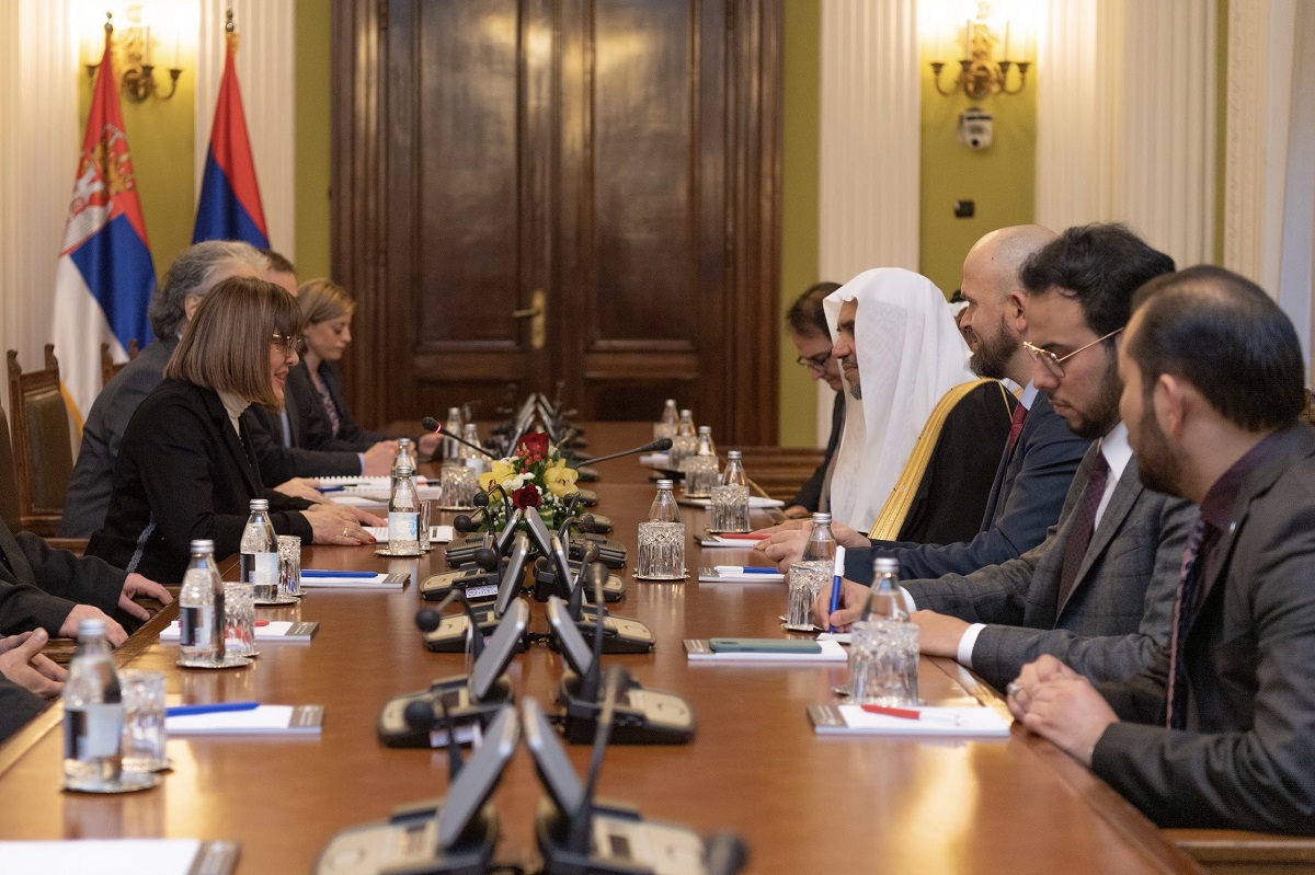 معالي الدكتور العيسى في جلسة مباحثات داخل البرلمان الصربي وتظهر رئيسته ماجا كوجكوفيش