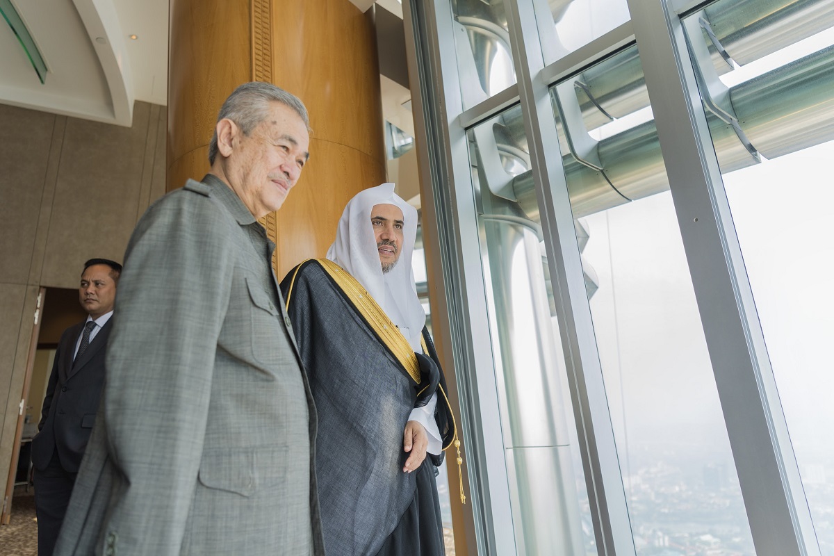 رئيس الوزراء الماليزي عبدالله بدوي مستقبلاً معالي الدكتور العيسى