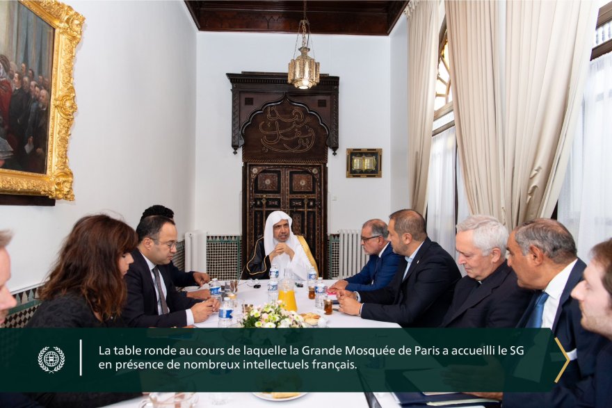 cheikh Mohammed Al-Issa pour une rencontre avec de nombreux penseurs français, en tant qu'invité d'honneur pour la remise du prix international de la Mosquée pour les travaux scientifiques