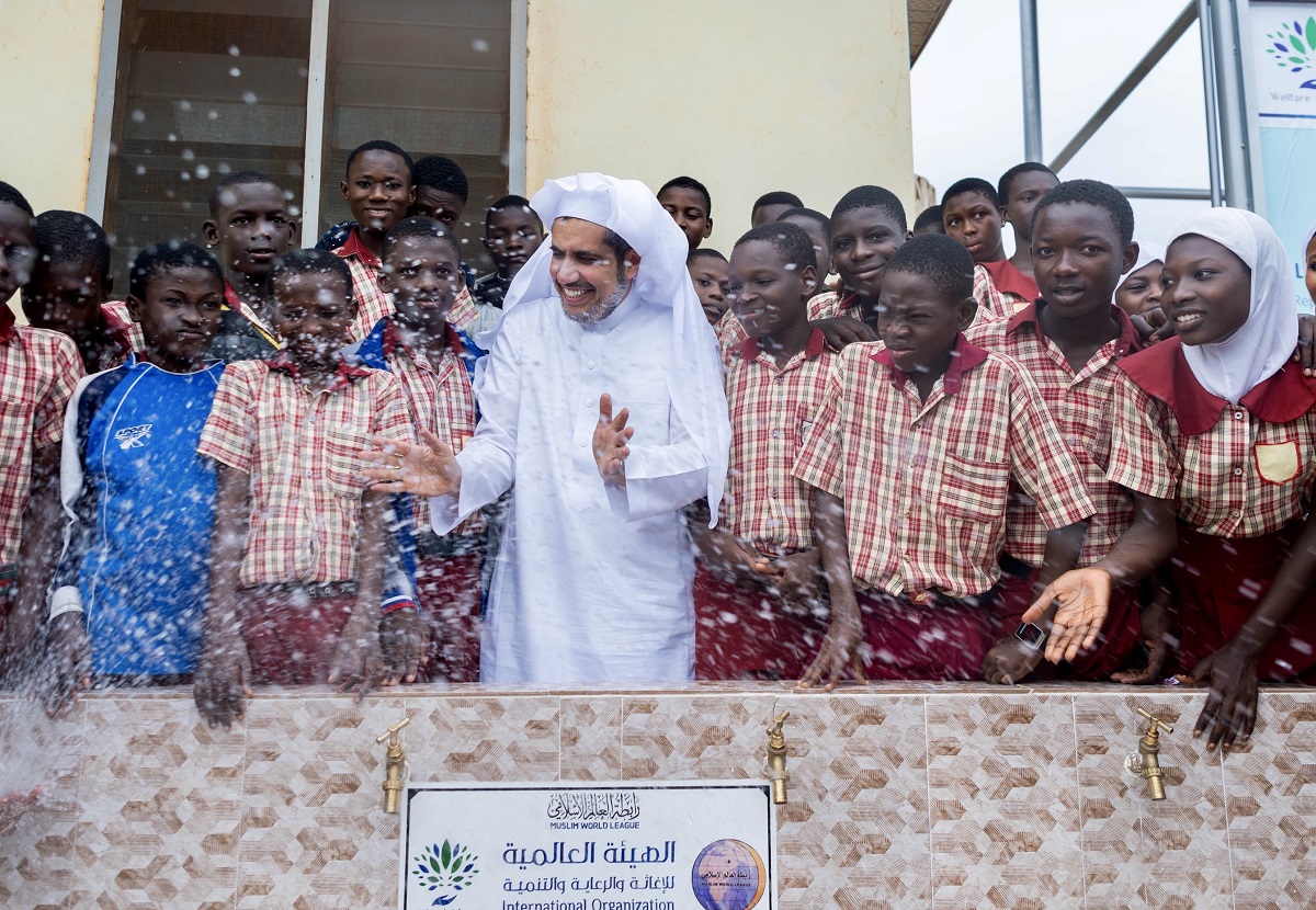 العيسى يلتقي ملك الأشانتي في غانا.. ويدشن حملة مساعدات غذائية