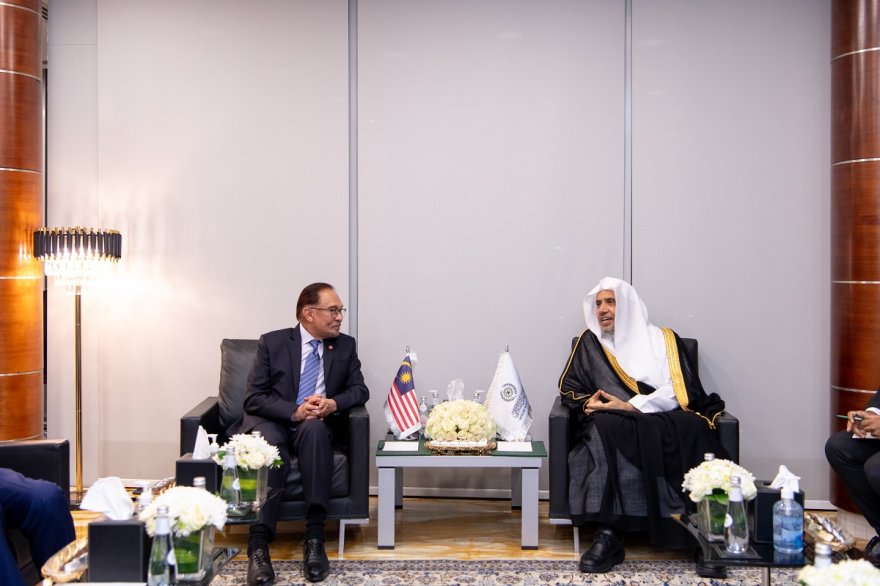 The Malaysian Prime Minister visits the Muslim World League (MWL) and meets with the Secretary-General