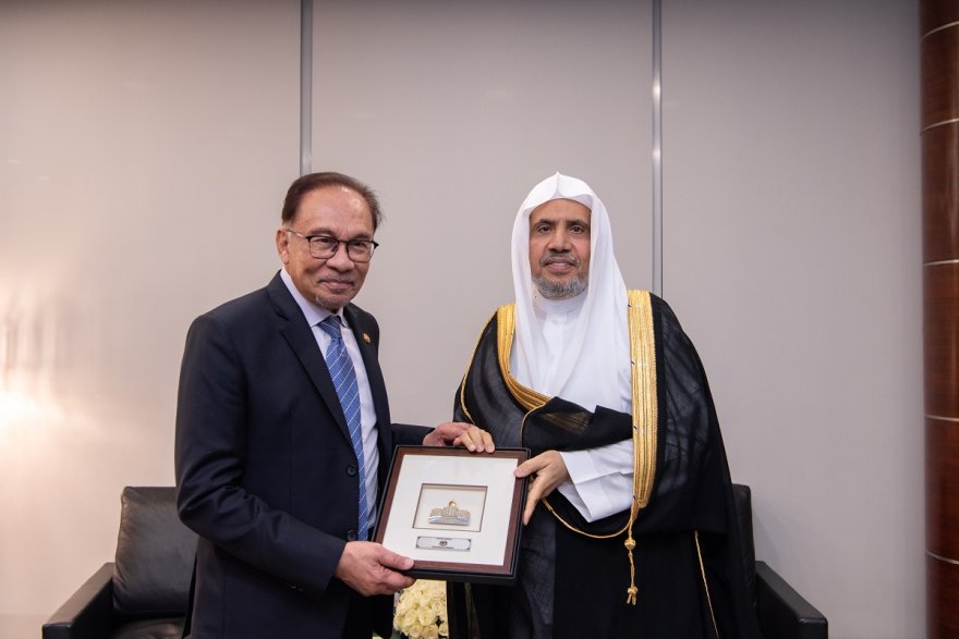 A Riyadh Le Premier Ministre de Malaisie, M. Anwar Ibrahim, rend visite au Secrétaire général, président de l'Organisation des savants musulmans, cheikh Mohammed Al-Issa. Son pays a salu