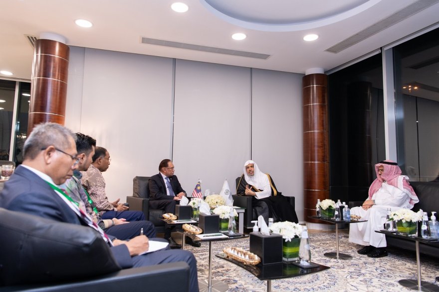 A Riyadh Le Premier Ministre de Malaisie, M. Anwar Ibrahim, rend visite au Secrétaire général, président de l'Organisation des savants musulmans, cheikh Mohammed Al-Issa. Son pays a salu