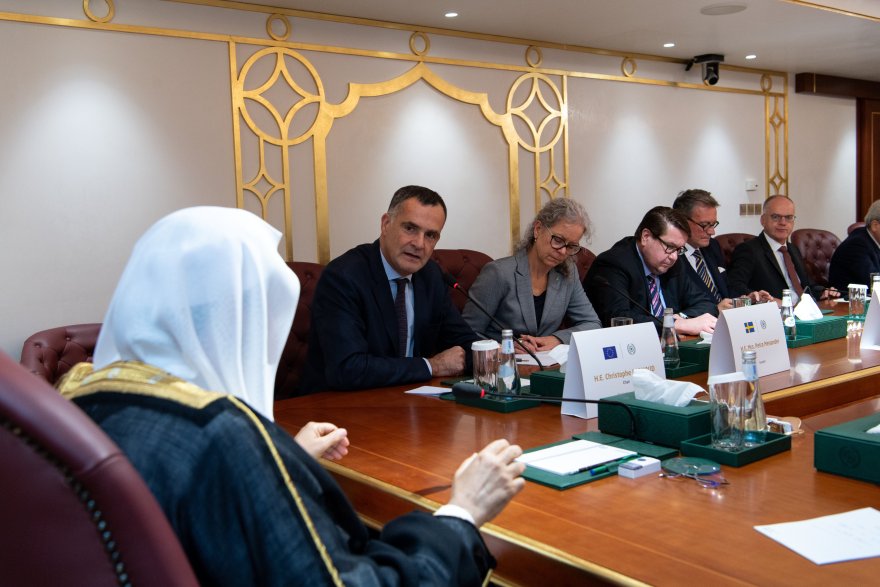 التقى معالي الأمين العام رئيس هيئة علماء المسلمين الشيخ د. محمد العيسى، في مقر الرابطة الفرعي بالرياض سفراء الاتحاد الأوروبي لدى المملكة