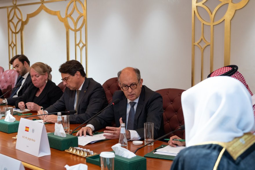 التقى معالي الأمين العام رئيس هيئة علماء المسلمين الشيخ د. محمد العيسى، في مقر الرابطة الفرعي بالرياض سفراء الاتحاد الأوروبي لدى المملكة