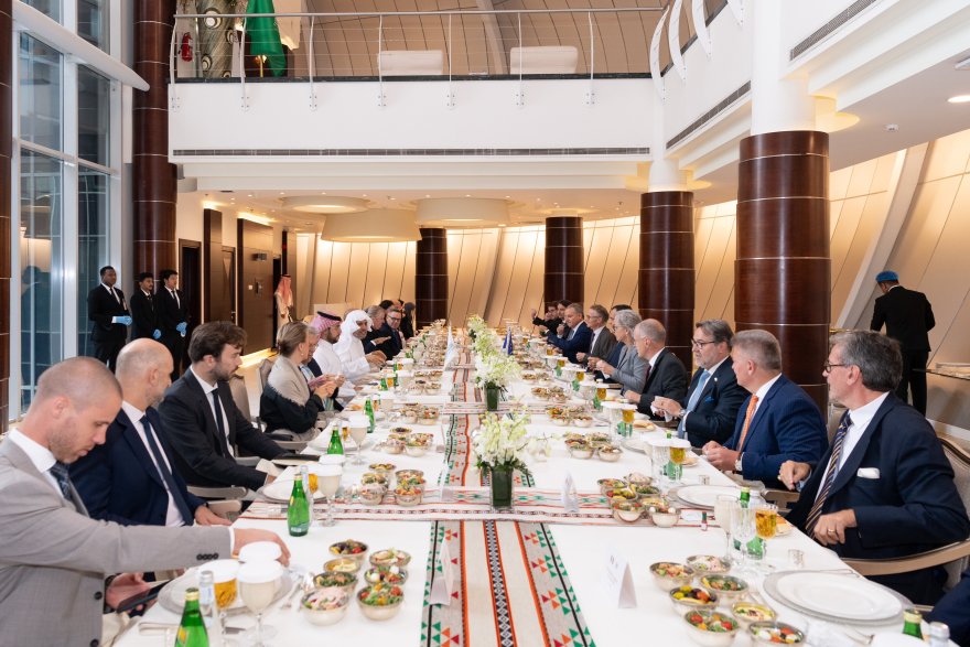 التقى معالي الأمين العام رئيس هيئة علماء المسلمين الشيخ د. محمد العيسى، في مقر الرابطة الفرعي بالرياض سفراء الاتحاد الأوروبي لدى المملكة