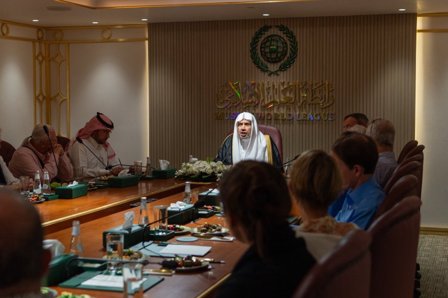 استقبل معالي الأمين العام وفدًا أكاديمياً من خريجي جامعة هارفارد، برئاسة السفير الأمريكي السابق لدى أفغانستان، الجنرال كارل ايكنبيري